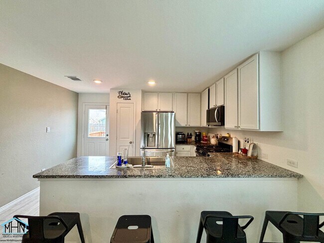 Building Photo - Welcome Home to this Charming 3-Bedroom 2-...