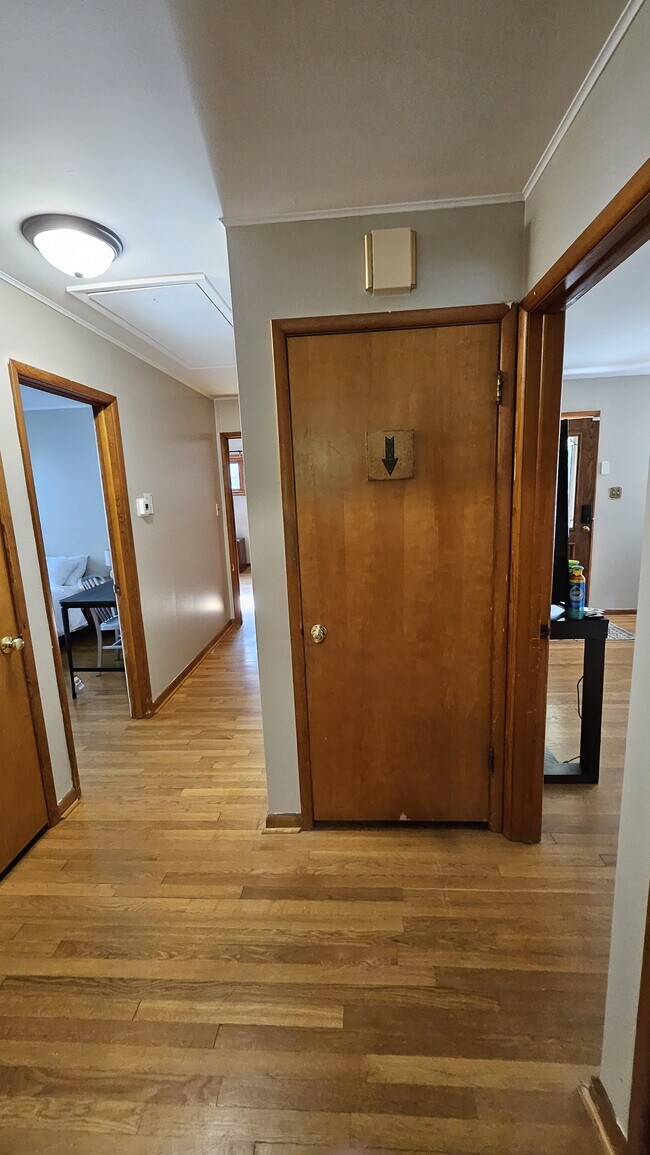 Building Photo - 509 S Swain Ave