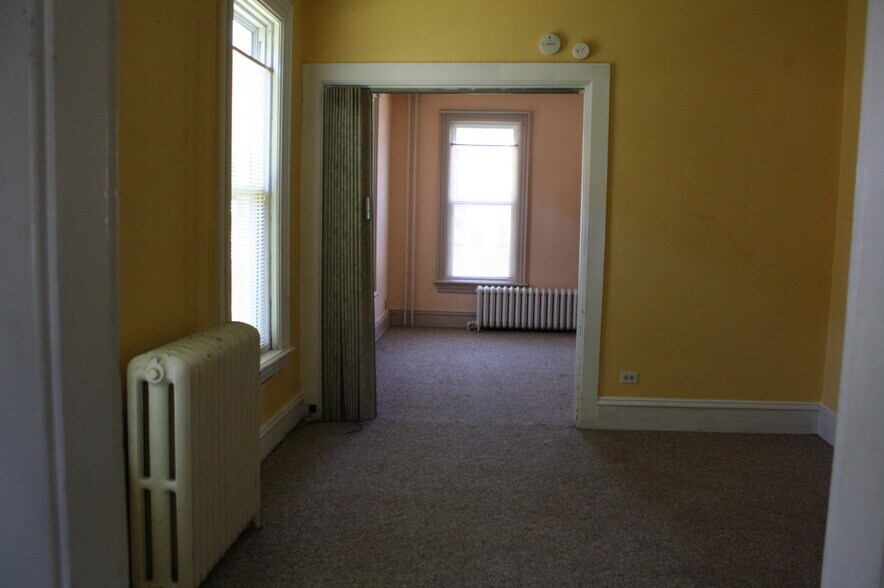 Building Photo - 117 E Howard St