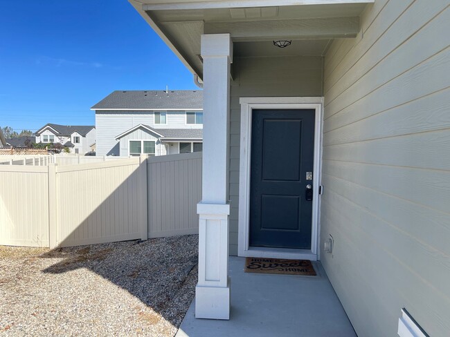 Building Photo - Newly Built 3 Bedroom Home w/ Hardwood Flo...