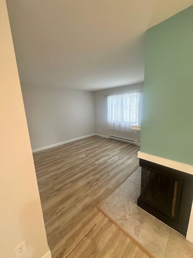 Building Photo - Rolling Green Townhome