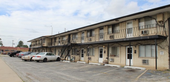 Building Photo - Camelot Apartments