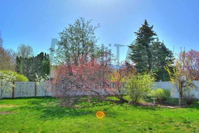 Building Photo - Sprawling Liberty Lake Home