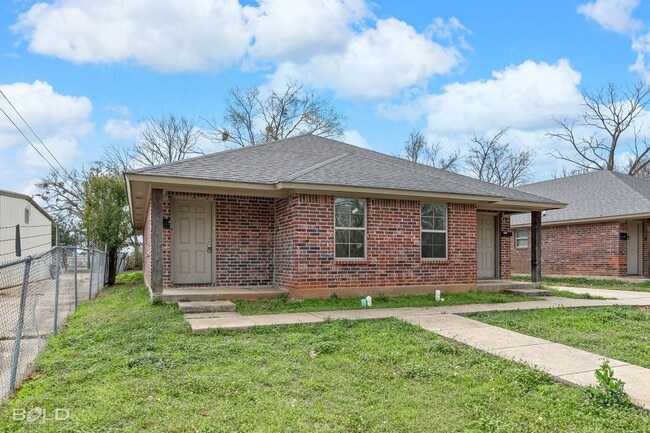 Building Photo - 1719 Lakeshore Dr