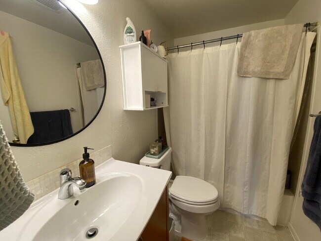 Building Photo - Spacious 2-Bedroom Townhome in Fairhaven with Spacious Fenced Yard