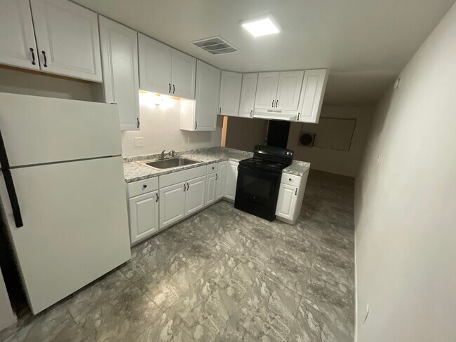 Building Photo - 424 W Wilson Ave