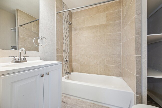 Building Photo - 2006 Du Barry Ln