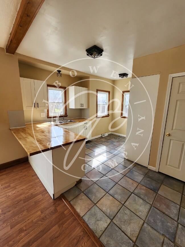 Building Photo - 3 bed 1 bath over 1200 Sq ft. and full basement!