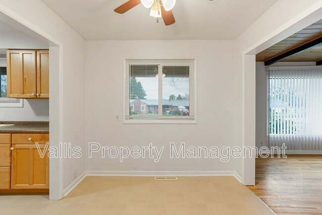 Building Photo - 389 Appleblossom Ave N