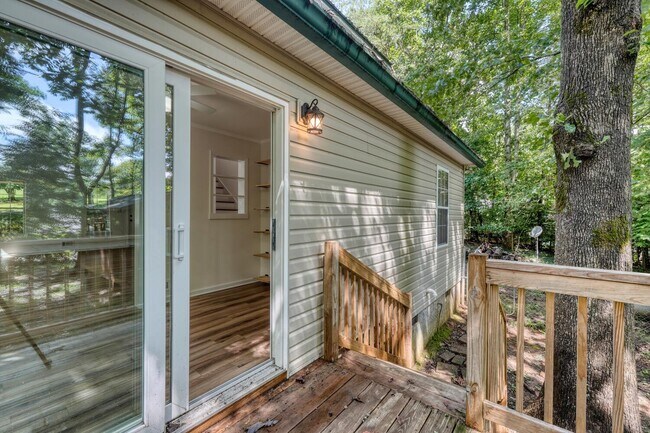 Building Photo - 2092 Wood Lake Ln