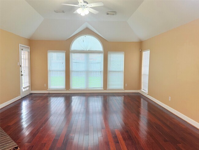 Building Photo - 5010 Rebel Ridge Dr