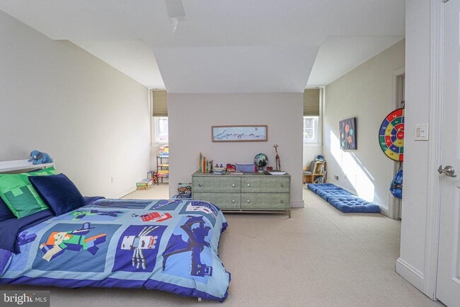 Building Photo - 1596 N Colonial Terrace