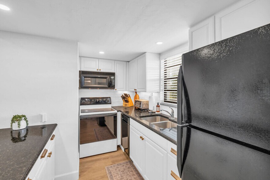 Building Photo - 600 Neapolitan Way