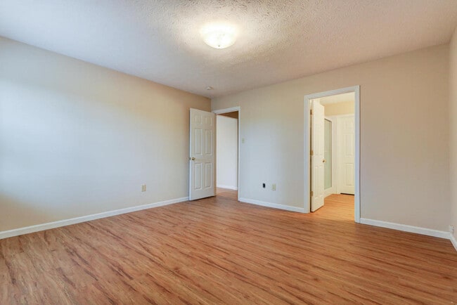 Building Photo - Knoxville 37919 - 3 bedroom, 2 bath home with a bright sunroom - Contact Ray Gaudet RAYGAUDET@OUT...