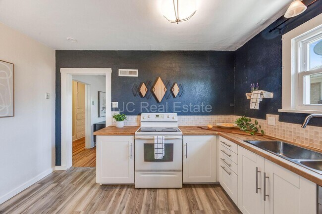 Building Photo - 4907 Grove St