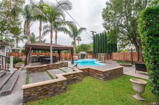 Building Photo - 18834 Devonshire St