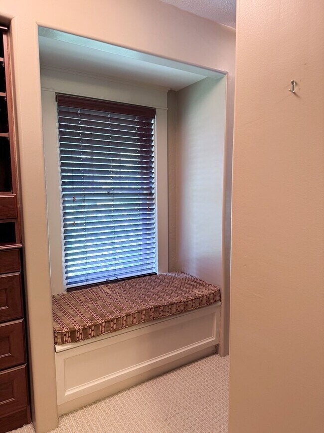 Building Photo - Historical Duplex - Spacious 3 Bedroom, 2.5 Bath Duplex with fenced in private patio.