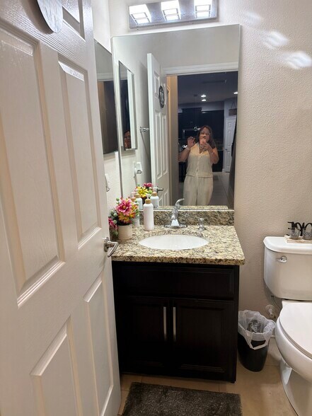 Full bathroom with handle shower - 10433 Waterstone Dr