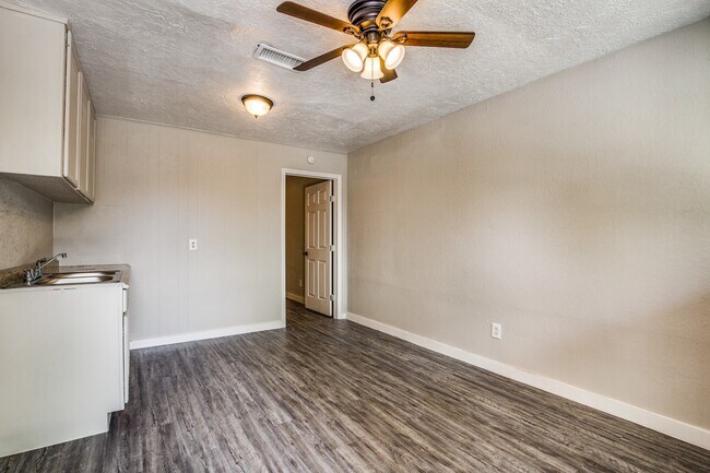 Interior Photo - 4820 Oak Ave