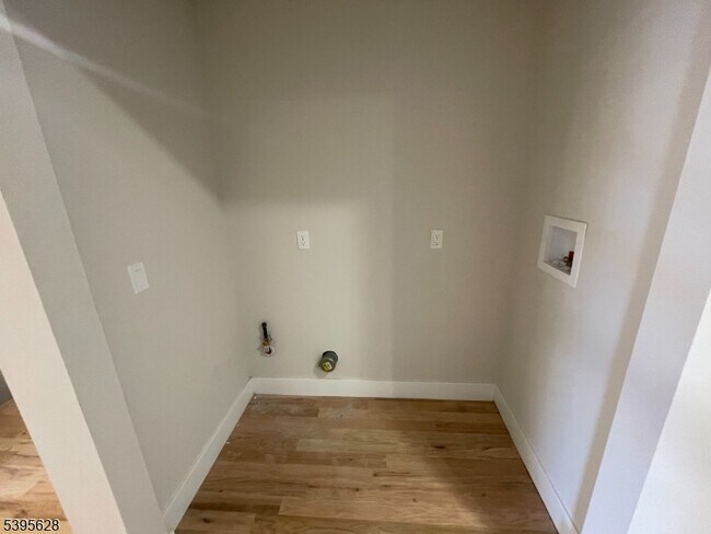 Building Photo - 119 Lewis St