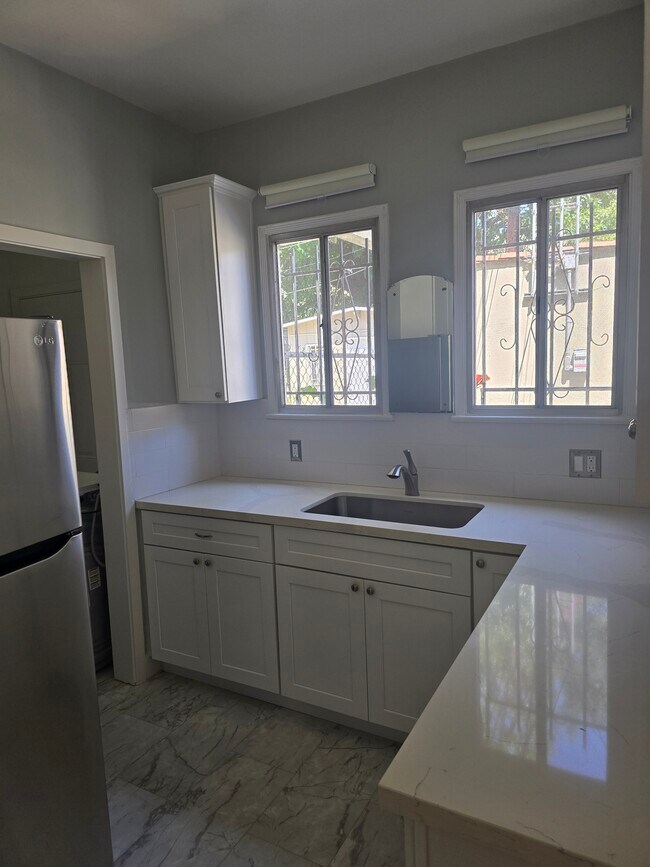 Kitchen - 619 S Sweetzer Ave