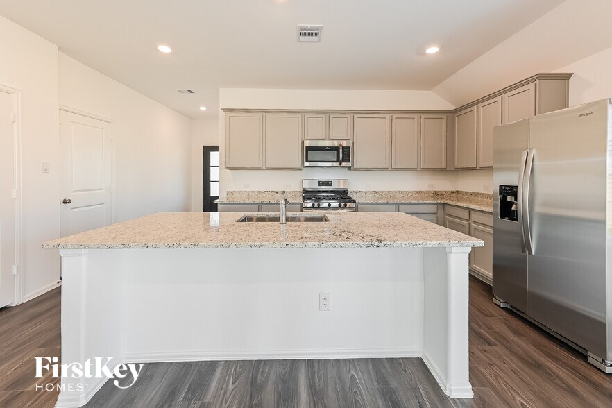 Building Photo - 7514 Oakmont Ave