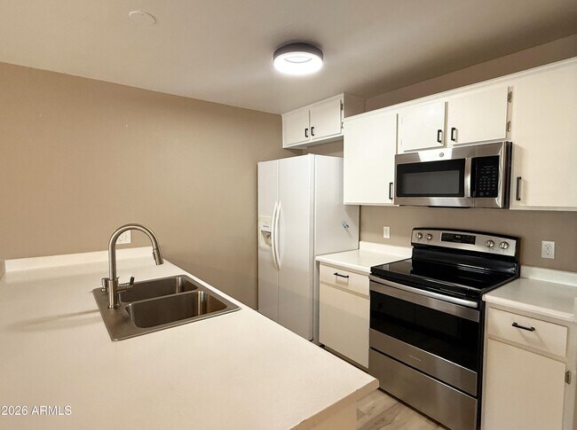 Building Photo - 1902 E Sandra Terrace