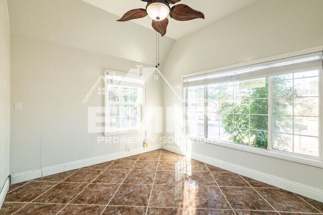 Building Photo - 2 Bed 1 Bath House in Lynwood Parking Incl...