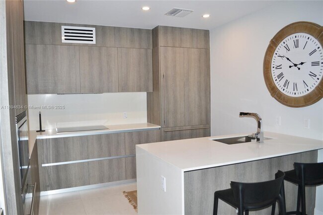 Building Photo - 17550 Collins Ave