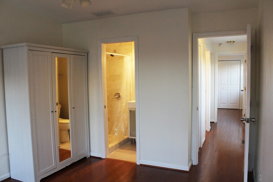 Upstairs Master Bedroom w/ attached bath - 416 E Gittings St.