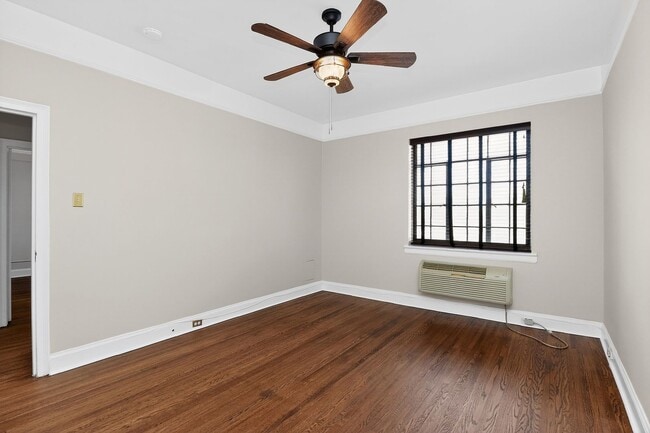 Building Photo - Absolutely stunning penthouse level unit in the historic Poplar building in Charlotte's tree line...