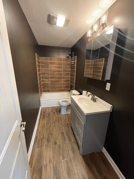 Building Photo - 1555 Swan Ave