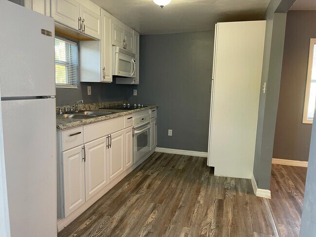 Building Photo - 2524 Hiland St