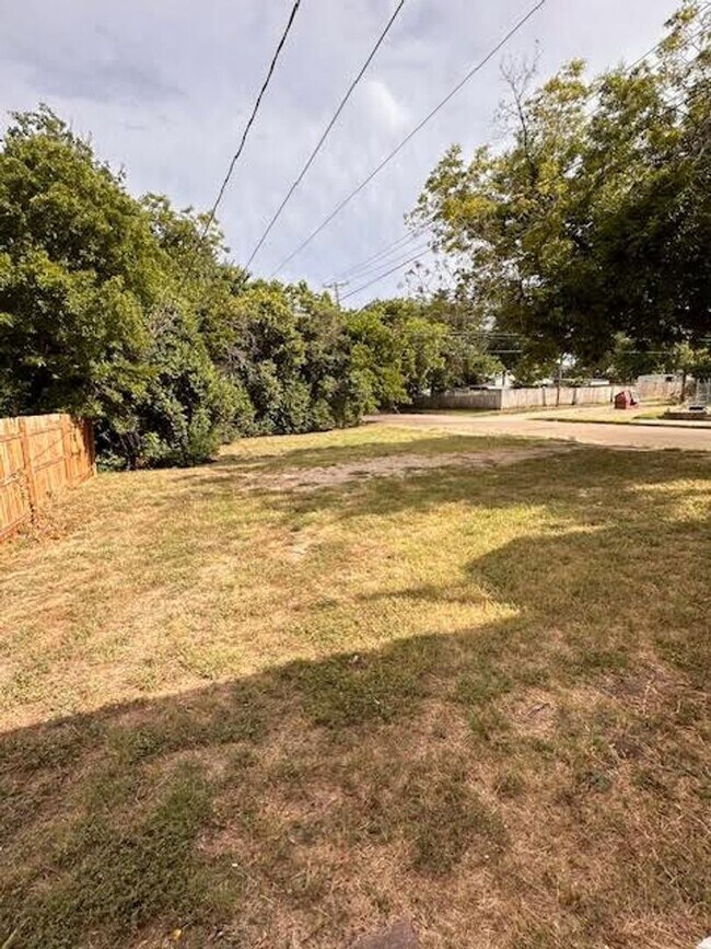 Building Photo - 2724 Bosque Blvd