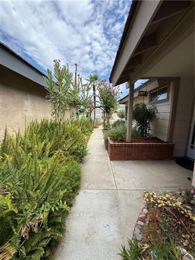 Building Photo - Charming single-story home