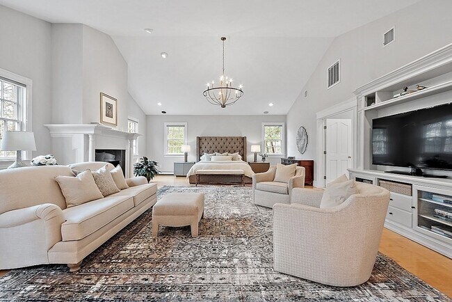 Building Photo - 451 Wellesley St