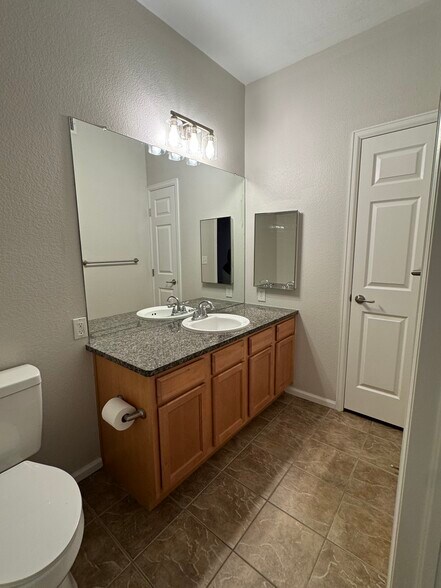 Bedroom 1 en suite bathroom - 17520 Nature Walk Trl