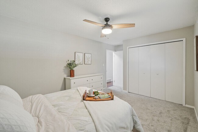 Building Photo - 4 Bed Beauty on West Side!