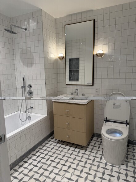 Building Photo - 2401 Queens Plz N