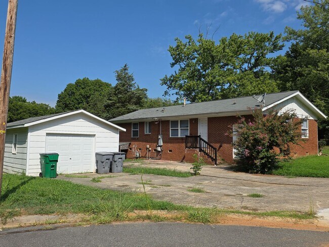 Building Photo - 4800 Crestmont Dr