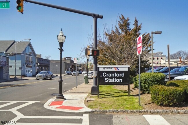 Building Photo - 13 N Ave E