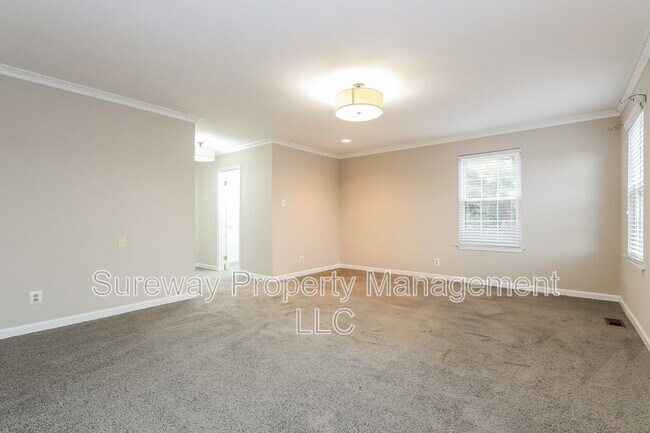 Building Photo - 5 Isa Ct