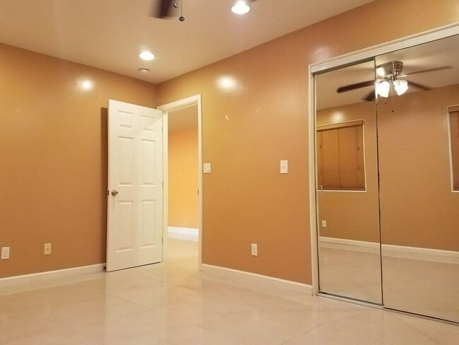 Building Photo - Pet Friendly, Ground Level, W/D, AC, Great...