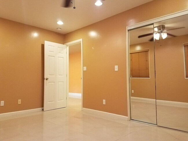 Building Photo - Pet Friendly, Ground Level, W/D, Great Location, Private fenced yard!