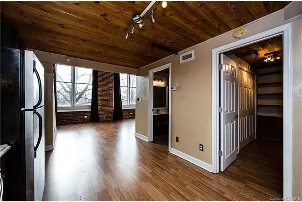 Building Photo - 201 S Hoskins Rd