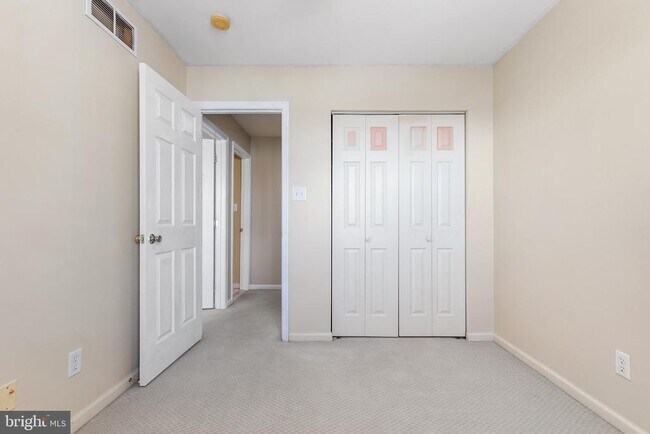 Building Photo - 271 Yorktown Ct