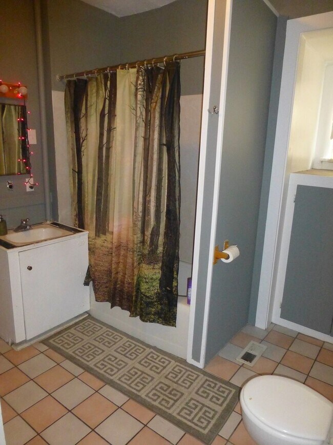 Building Photo - Pre-lease September - 5Bd/1Ba