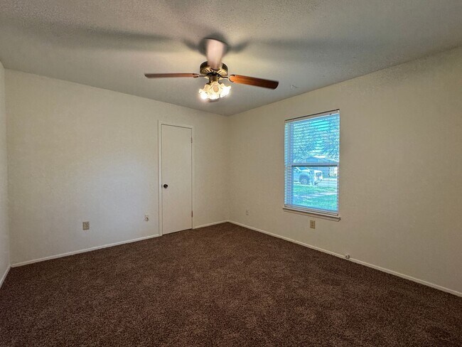 Building Photo - Charming Single Family Home In Hewitt, TX ...
