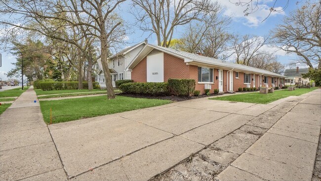 Building Photo - 1617 W Nine Mile Rd