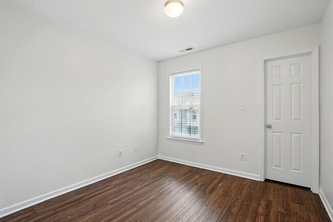 Building Photo - GREAT TOWNHOME- Come see it today!